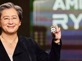 AMD:s VD Lisa Su visar upp en Ryzen-processor. Hennes lönepaket för 2025 har höjts till 33 miljoner dollar. (Bildkälla: AMD)