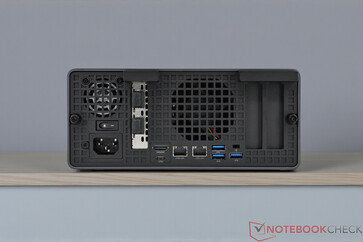 Minisforum MS-02 Ultra - Anslutningar på bakpanelen