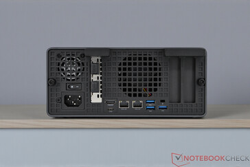 Minisforum MS-02 Ultra - Anslutningar på bakpanelen