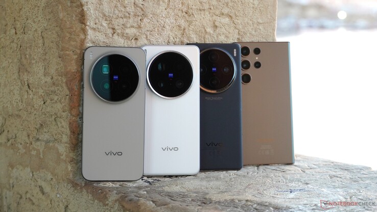 De fyra testkandidaterna i min resväska på resan till Cypern och Malta: tre Vivo-flaggskepp och ett tre år gammalt Samsung-flaggskepp.