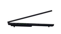 Razer Blade 18 gaming laptop sidovinkel (Bildkälla: Razer PR)