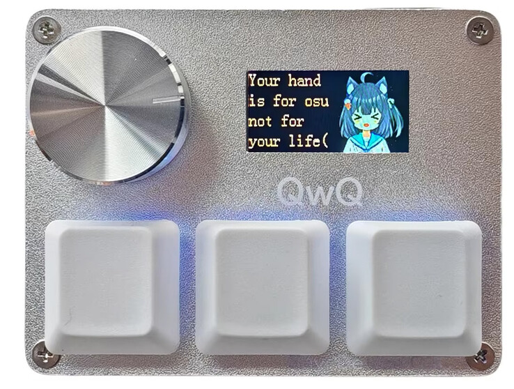 SayoDevice O3C framifrån med tre vita tangentknappar och en ratt i borstad metall