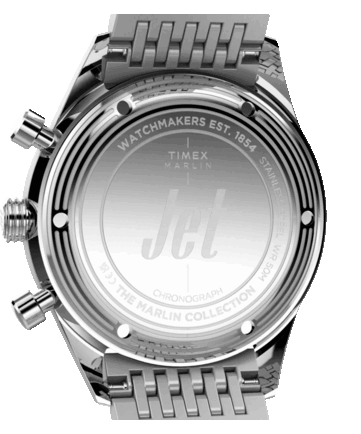 Baksidan av Timex Marlin Jet Chronograph som visar dess bakstycke i rostfritt stål, detaljer i form av koncentriska cirklar, graverade markeringar och Jet-logotypen.
