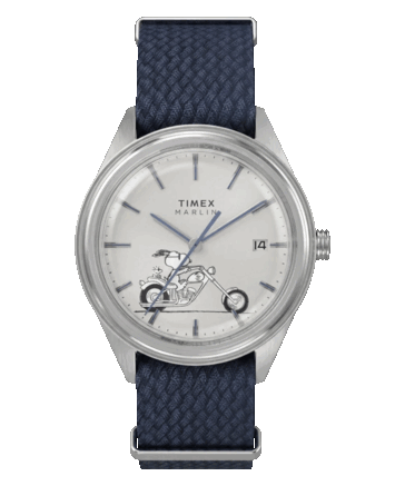Framsidan av klockan Peanuts x Timex Marlin Jet Automatic Easy Rider med en silvervit urtavla som föreställer Snoopy på en motorcykel, blå timmarkeringar och visare samt ett välvt Hesalite-glas,