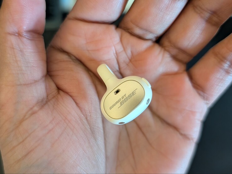 Närbild som visar den sida som går utanför örat