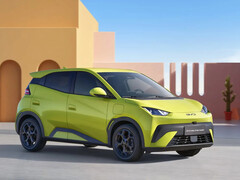 En av anledningarna till produktionsstoppet hos VW: Kinesiska elbilsmodeller som BYD Dolphin Surf är billigare och tekniskt mer moderna än inhemska modeller. (Bild: BYD).