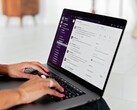 Händer som skriver på en bärbar dator med en chattapplikation öppen