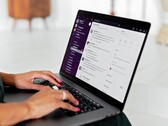 Händer som skriver på en bärbar dator med en chattapplikation öppen