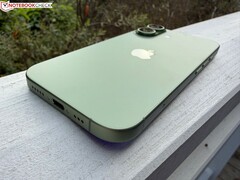 Närbild av den gröna iPhone 17 som visar USB-C-laddningsporten och kameramodulen (Bildkälla: Notebookcheck)