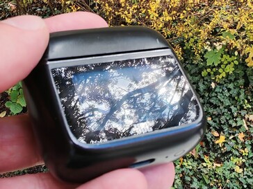 Laddningsfodralet tenderar att vara något reflekterande i vissa ljusförhållanden (Bildkälla: Notebookcheck)