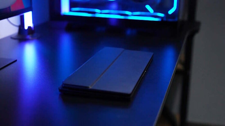 Denna enhet kan stängas och öppnas som en vanlig bärbar dator med klämskal