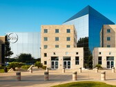 Utsidan av en Dell Technologies-anläggning med företagets logotyp.