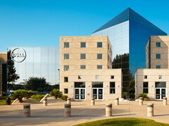 Utsidan av en Dell Technologies-anläggning med företagets logotyp.