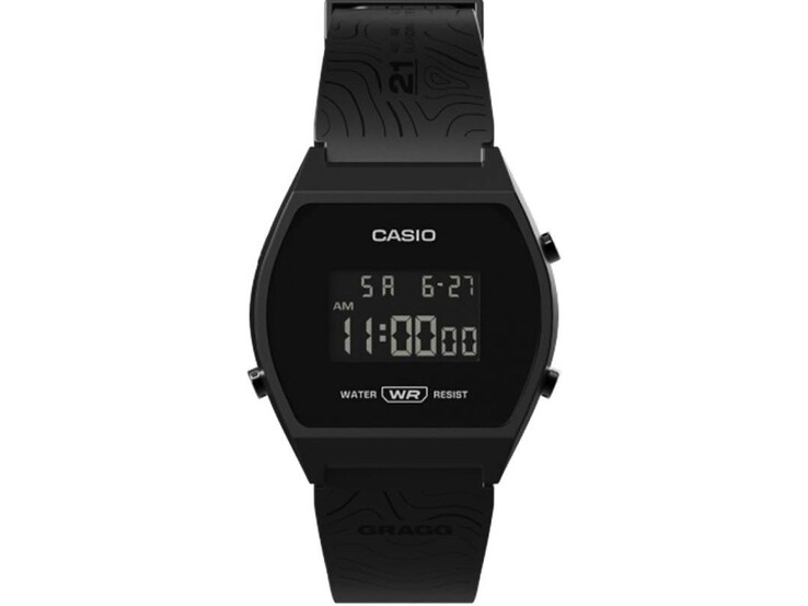 Framifrån sett: den digitala klockan Casio x GRAGG LW-204GRAGG-1BDF med svart hölje i plast och mönstrat armband.