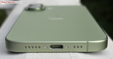 Nedtill: högtalare, USB-C 2.0, mikrofon