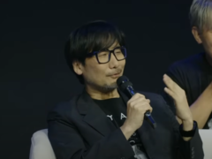 Hideo Kojima interagerar med fans under Death Stranding World Tour i Saudiarabien (bildkälla: PlayStation Arabia YT)