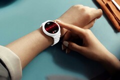 Huawei Watch 6 Pro finns med ett valfritt vitt keramikboett.