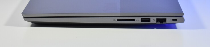 rätt: SD-kortläsare, USB-A 3.2 Gen 1, RJ45-Ethernet, Kensington-lås
