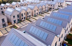 Nybyggda hus med solcellsanläggning på taket i Storbritannien (Bildkälla: SNRG)