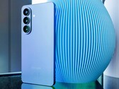 Apples iPhone 17 och den avbildade Galaxy S26 är några av de modeller som drar nytta av trenden med premium-smartphones