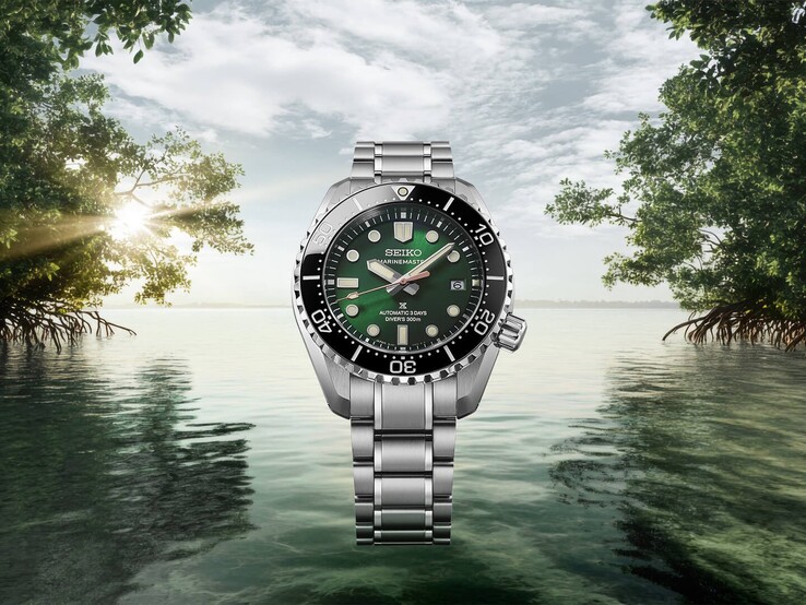 Seiko Marinemaster HBF003J1 med en länk i rostfritt stål, visad mot ett tropiskt mangrovelandskap med grönt bladverk, lugnt vatten och solljus i bakgrunden.