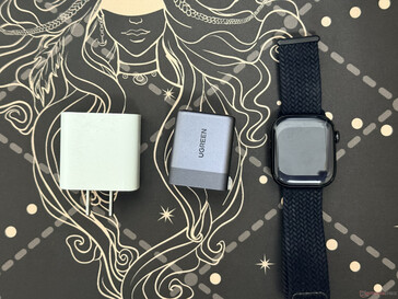 Storleksjämförelse mellan Ugreen Nexode Air 65W och en Apple -klocka samt en 18W-laddare