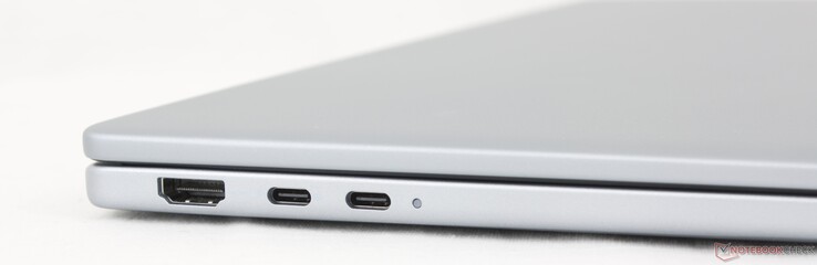 Vänster: HDMI 2.1, USB-C 3.2 Gen. 2 med DisplayPort 1.4 + Power Delivery, USB-C Thunderbolt 4 med DisplayPort 2.1 + Power Delivery