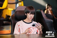 En e-sportentusiast med en flaggskeppsmobil från iQoo på ChinaJoy 2025. (Bildkälla: iQoo)