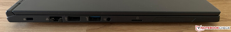 Vänster: Kensingtonlås, Ethernet, USB-A 2.0, USB-A 3.2 Gen.2 (10 GBit/s), 3,5 mm ljud, microSD-läsare