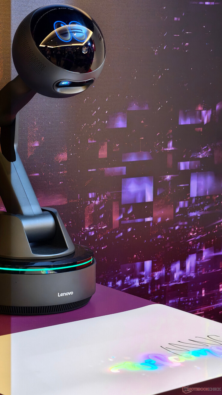Lenovos AI Workmate projiceras på en yta nedanför.