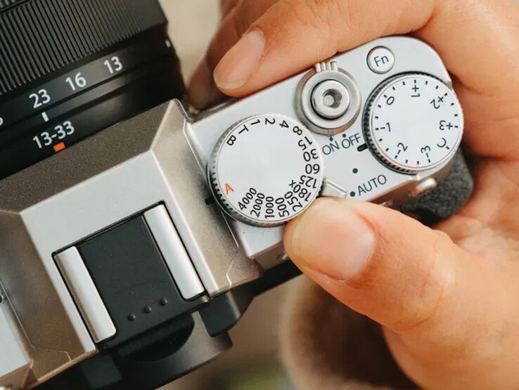 Rattarna för direktstyrning sitter bredvid den centrala popup-blixten på ovansidan av Fujifilm X-T30 III-kameran. (Bildkälla: Fujifilm)