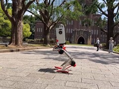 En bild av Mevita som promenerar utomhus (Bildkälla: JSK Tendon Group / Kento Kawaharazuka; beskuren skärmdump)