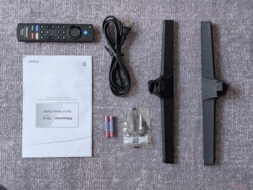 Alla medföljande tillbehör. Fjärrkontrollen fungerar bra, men strömkabeln är relativt kort eftersom den bara är lika lång som TV:n är bred