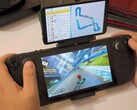 Steam Deck använder Retroids dubbla skärm för att spela Mario Kart, med loppet på huvudskärmen och banans karta på den sekundära skärmen. (Bildkälla: GameXData via YouTube)