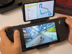 Steam Deck använder Retroids dubbla skärm för att spela Mario Kart, med loppet på huvudskärmen och banans karta på den sekundära skärmen. (Bildkälla: GameXData via YouTube)