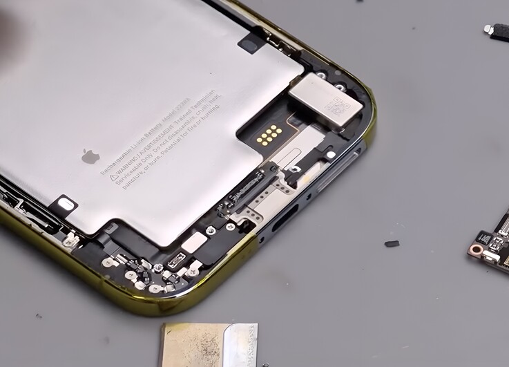 Att få plats med en fysisk SIM-kortplats var ingen lätt uppgift.