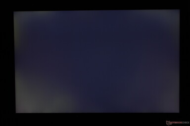 Måttligt ojämnt bakljus som blöder längs hörnen