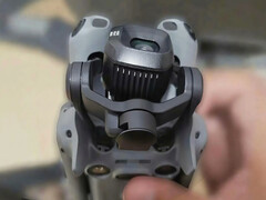 DJI Mini 5 Pro och en närbild av dess nya kamerasensor av 1-tumstyp och dess gimbal-system. (Bildkälla: via Mauro Tandoi)