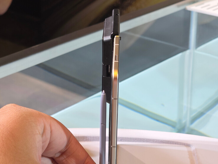 Honor Magic V5 bredvid en Samsung S Pen. (Bildkälla: Weibo)