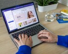 Händer som skriver på en bärbar dator och visar en webbutik.