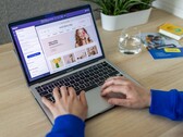 Händer som skriver på en bärbar dator och visar en webbutik.