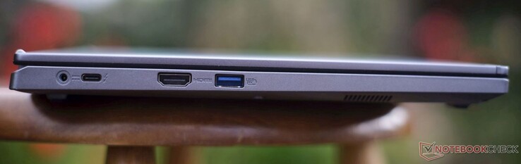 Vänster: laddningsport, Thunderbolt 4, HDMI 2.1 (4K60), USB-A 3.2