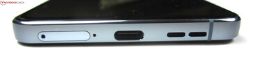 Botten: SIM-kortplats, mikrofon, USB-C 2.0, högtalare