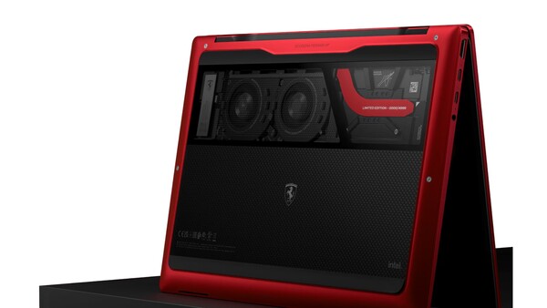 HP Limited Edition Scuderia Ferrari Notebook har ett glasfönster på undersidan.