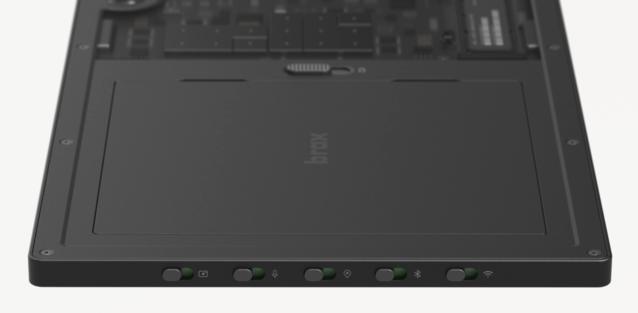 Vid sidan av ett batteri som kan bytas ut av användaren, bryter hårdvaruswitchar strömmen till radio, mikrofon och webbkamera. (Bildkälla Braxtech)