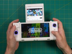 Russ från Retro Game Corps håller OneXSugar Sugar 1 handhållen spelkonsol med dubbla skärmar, med ett Nintendo-spel på huvudskärmen och en YouTube-video som spelas på den sekundära skärmen. (Bildkälla: Retro Game Corps på YouTube)