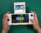Russ från Retro Game Corps håller OneXSugar Sugar 1 handhållen spelkonsol med dubbla skärmar, med ett Nintendo-spel på huvudskärmen och en YouTube-video som spelas på den sekundära skärmen. (Bildkälla: Retro Game Corps på YouTube)