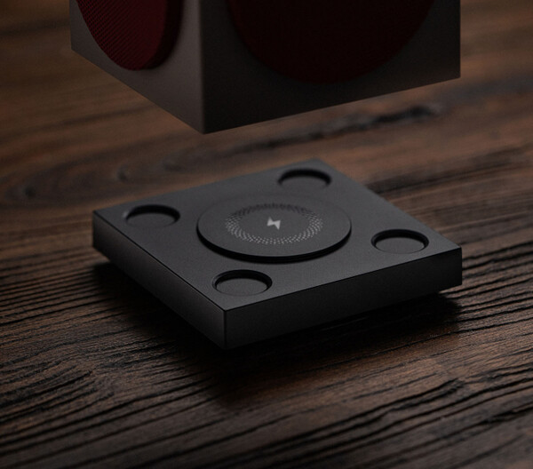 Retro Cube 2 Speaker - N Edition levereras med en trådlös laddningsdocka. (Bildkälla: 8BitDo)