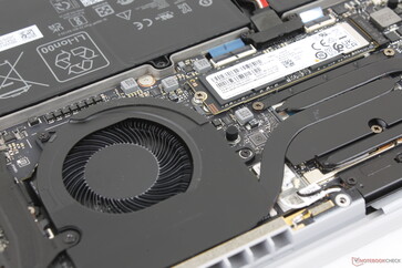 Kylningslösningen består av dubbla fläktar (55 mm + 60 mm), tre värmerör och 0,1 mm kylflänsar i aluminium