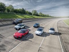 Elbilar på en brittisk väg. Den brittiska bilmarknaden har exploderat med elektriska alternativ (Bildkälla: SMMT)